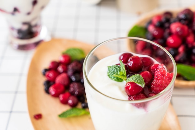 Yoghurt met gemengde bessen