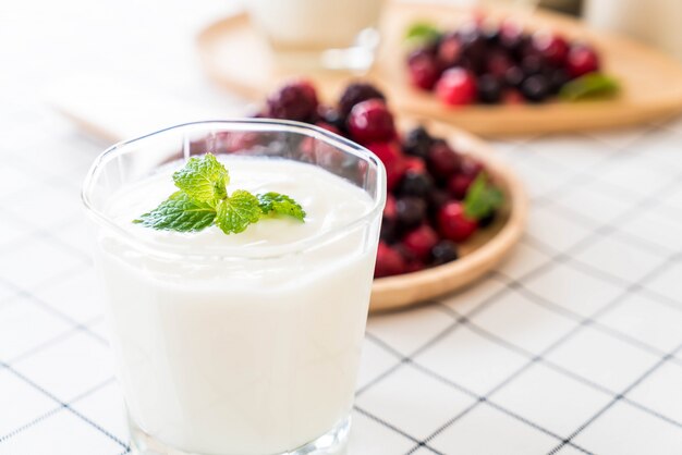 Yoghurt met gemengde bessen