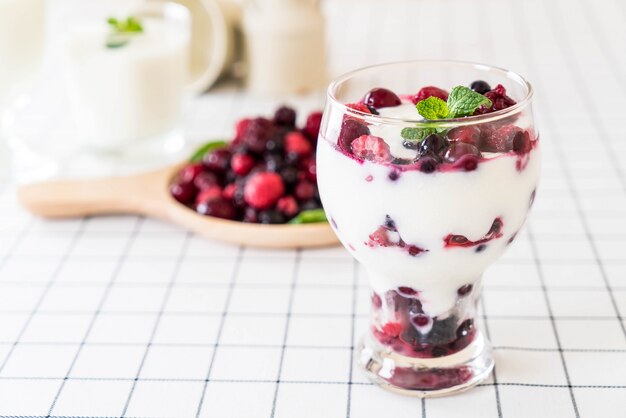 Yoghurt met gemengde bessen