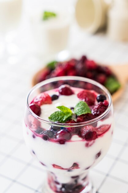 Yoghurt met gemengde bessen