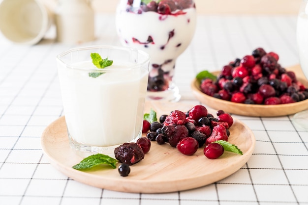 yoghurt met gemengde bessen