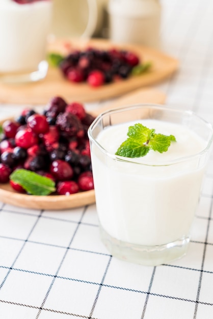 Gratis foto yoghurt met gemengde bessen