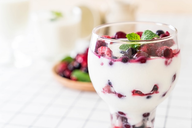 yoghurt met gemengde bessen