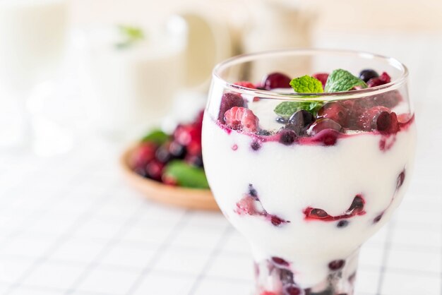 yoghurt met gemengde bessen