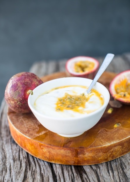 Yoghurt met passievrucht in een witte kom