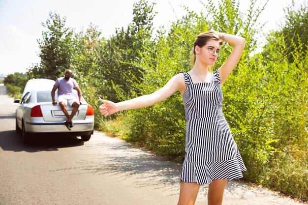 Youngcouple reizen op de auto in zonnige dag