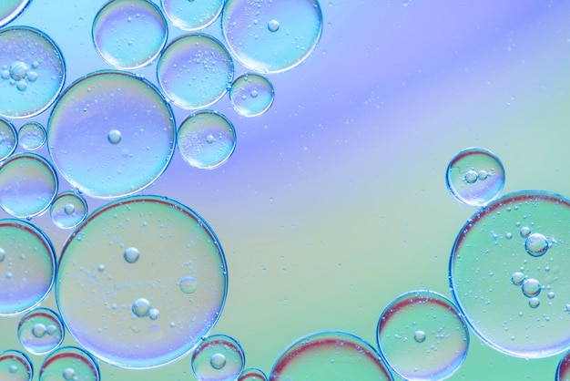 Zachte blauwe abstracte achtergrond met bubbels