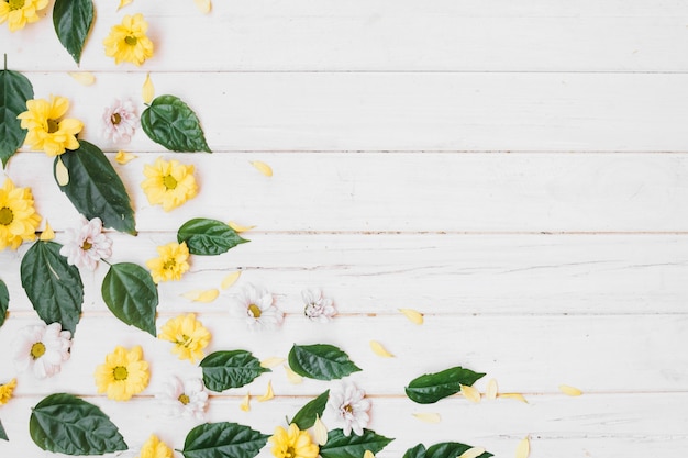 Zachte bloemen en bladerendecoratie