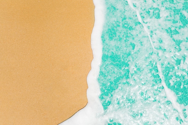 Zachte golven met blauwe oceaanoverzees op gouden zand met exemplaarruimte.