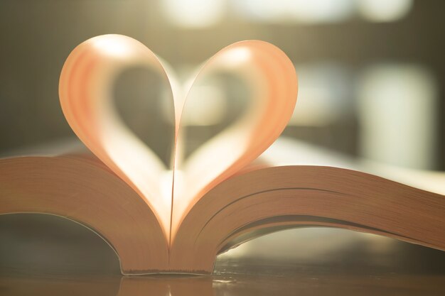 Zachte hartvorm uit papierboekpagina. Warme vintage kleur van zonlicht