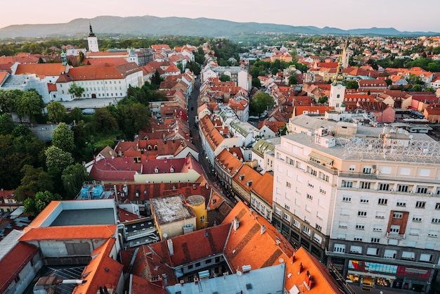 Gratis foto zagreb, kroatië. luchtfoto van bovenaf van ban jelacic square