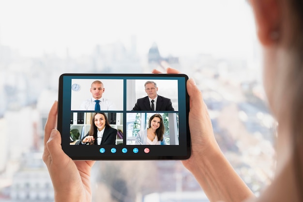 Zakelijk videogesprek op tablet