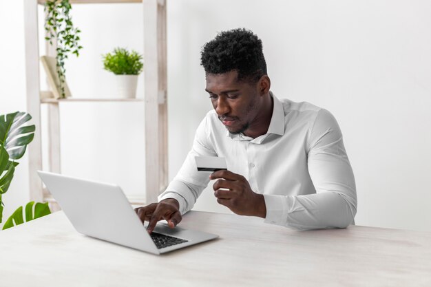 Zakelijke Afro-Amerikaanse man aan het werk op mobiele telefoon