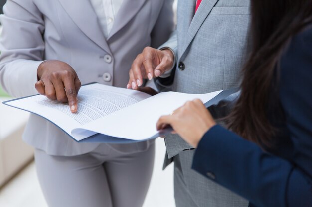 zakelijke collega's met papieren