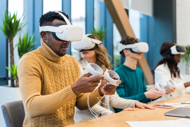 Zakelijke conferentie in VR in een kantoor