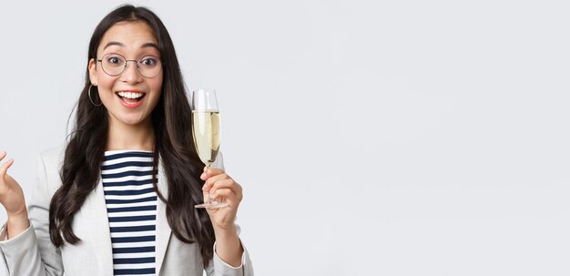 Zakelijke financiën en werkgelegenheid vrouwelijke succesvolle ondernemers concept Enthousiaste gelukkig zakenvrouw vieren goede deal hebben office party met collega's maken toast met glas champagne