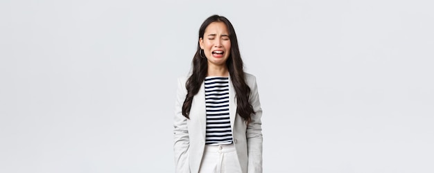 Zakelijke financiën en werkgelegenheid vrouwelijke succesvolle ondernemers concept Ongemakkelijk noodlijdende Aziatische kantoor dame verdrietig huilen en snikken permanent depressief over witte achtergrond