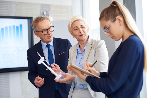 Zakelijke gesprekken in vergaderruimte