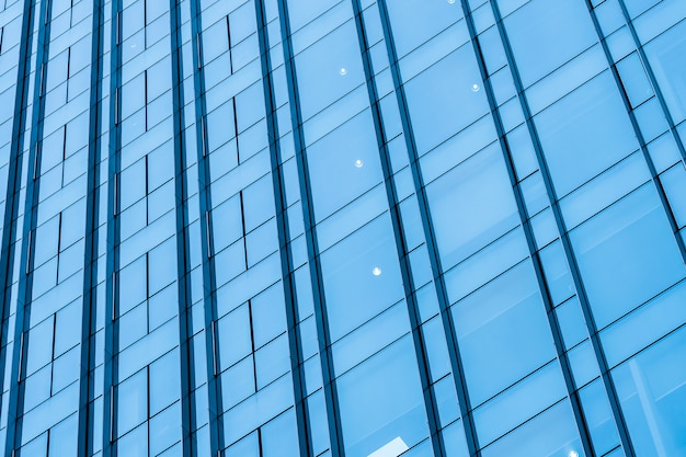 Zakelijke kantoorgebouw wolkenkrabber met vensterglas