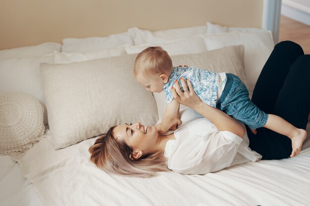 Zakelijke moeder neemt een pauze. Multi-tasking, freelance en moederschap concept