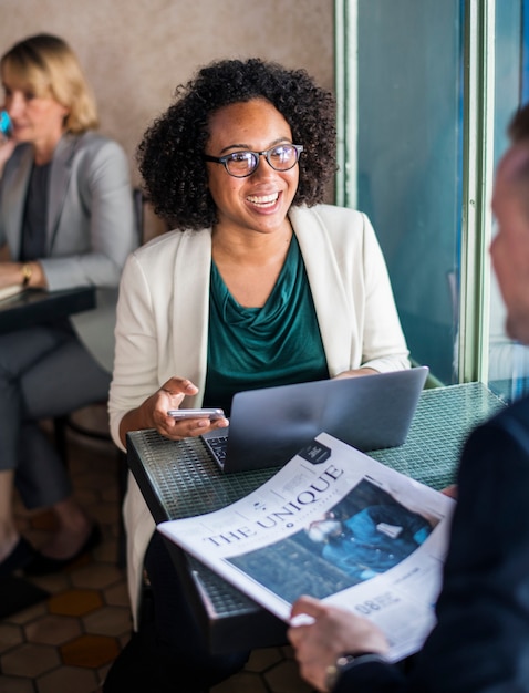 Gratis foto zakelijke partners bijeen in een café