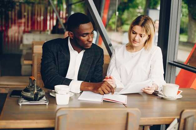 Zakelijke partners zitten in een café