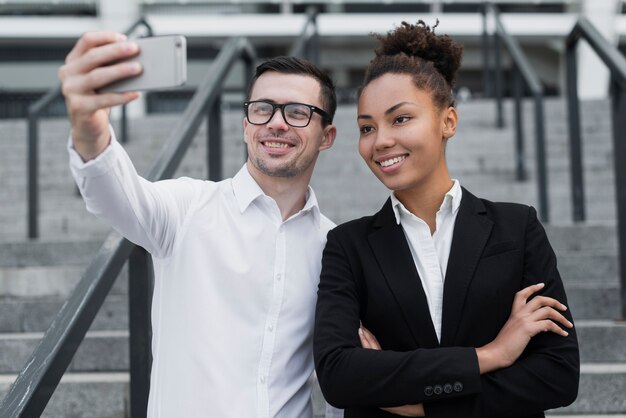 Zakelijke professionals nemen een selfie