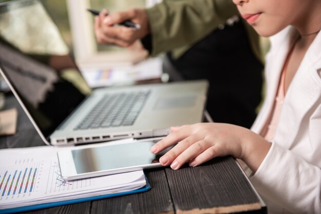 zakelijke teamvergadering om statistische gegevens te bespreken die worden gepresenteerd in de vorm van digitale grafieken en diagrammen.