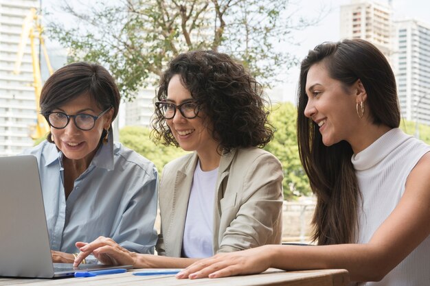 Zakelijke vrouwen die buiten werken