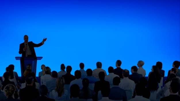 Zakelijke zakenman die een presentatie geeft aan een groot publiek