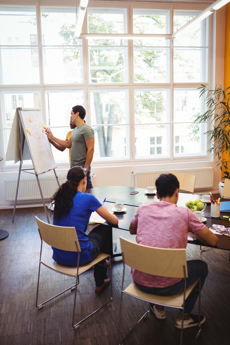 Gratis Foto zakenlieden bespreken met hun collega&#39;s op whiteboa