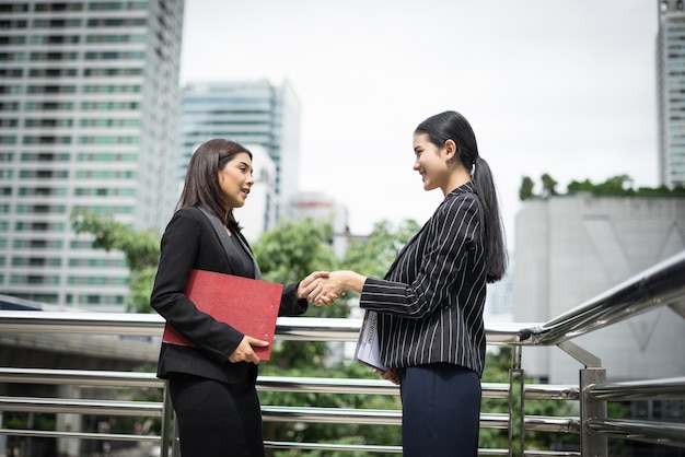 Gratis foto zakenlieden handdruk met werkgever, handshake zakenpartner werk deal samen.