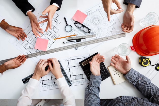 zakenlieden handen op witte tafel met documenten en ontwerpen