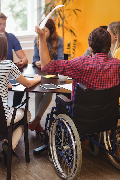 Gratis foto zakenlieden interactie met elkaar