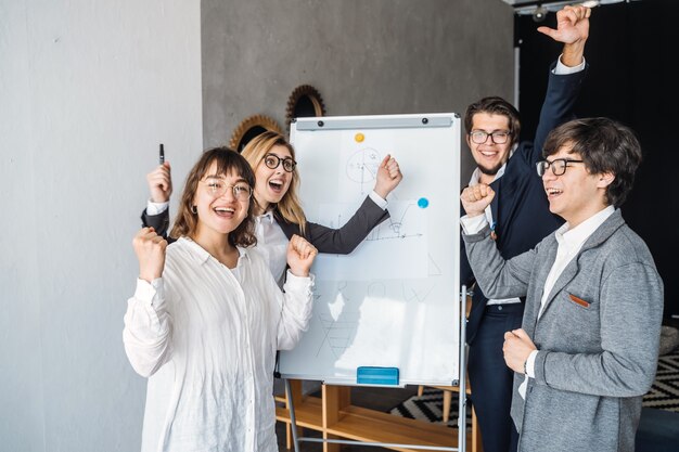 Zakenlui die met whiteboard strategie in een vergadering bespreken