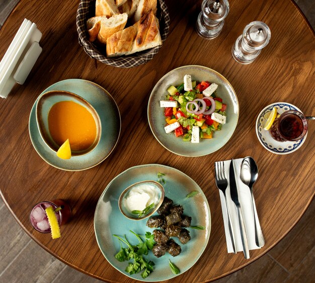 Zakenlunch bestaande uit soep en hoofdgerecht