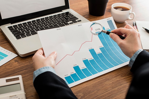 Zakenman analyseren groeigrafiek op kantoor
