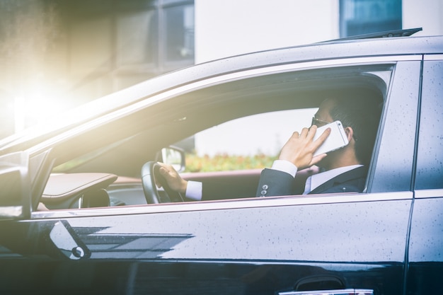 Zakenman belt in de auto