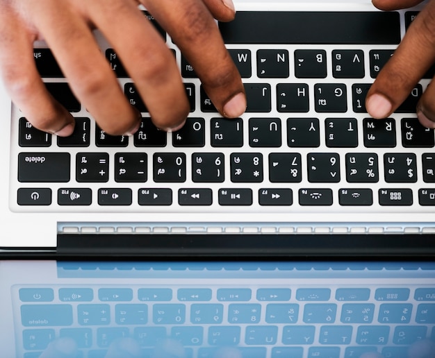 Zakenman die computerlaptop met behulp van op het werk