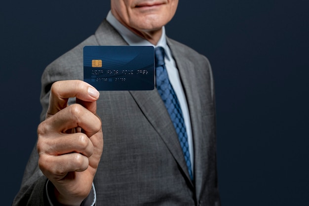 Gratis foto zakenman die een creditcard toont