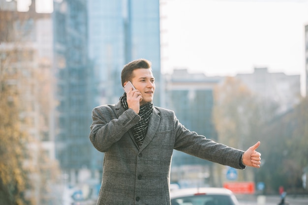 Gratis foto zakenman die een taxi roept