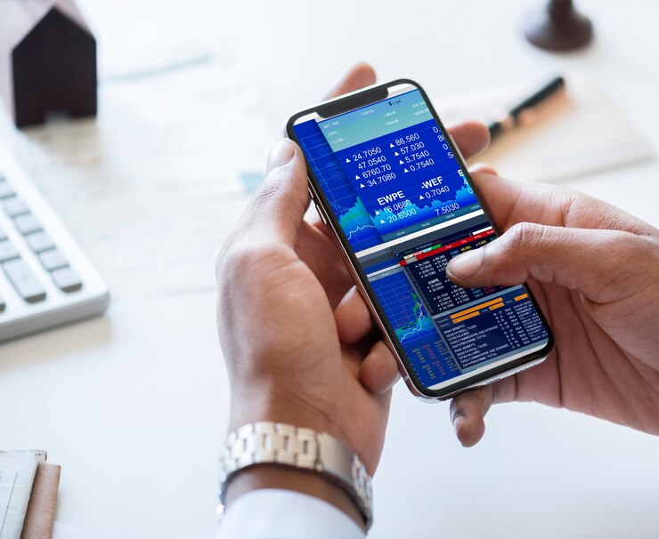 Gratis Foto zakenman die effectenbeurs online controleert