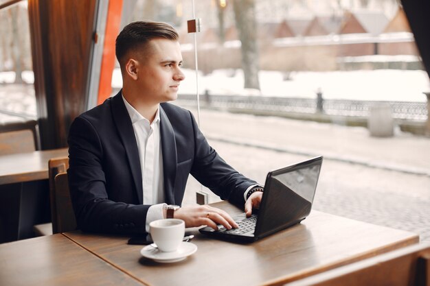 Zakenman die in een koffie werkt