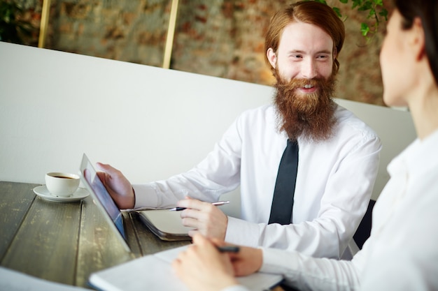 Gratis foto zakenman die met de cliënt spreekt