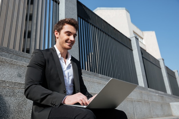 Zakenman die met laptop werkt