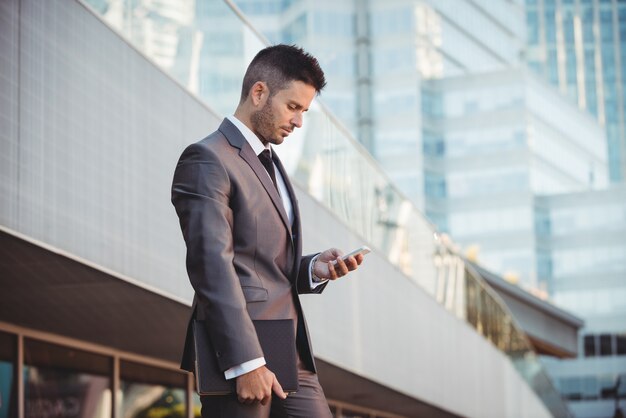 Zakenman die mobiele telefoon met behulp van