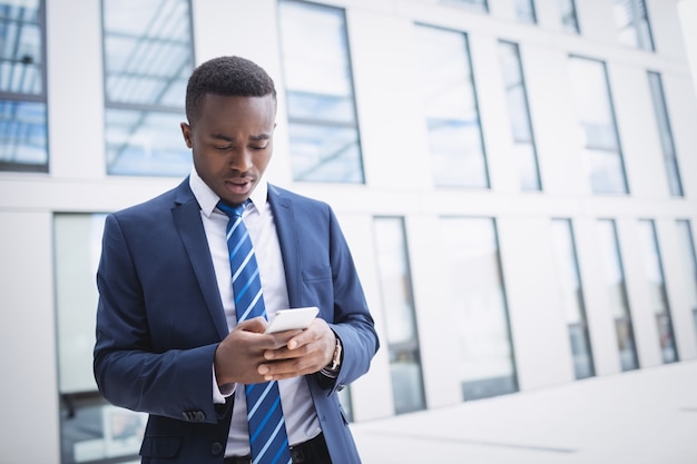 Zakenman die mobiele telefoon met behulp van