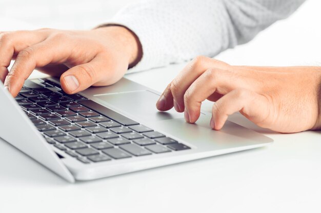 Zakenman die op laptop werkt. Op de tafel