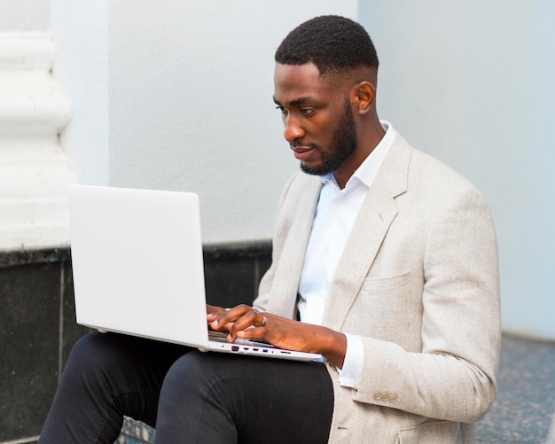 Zakenman die op laptop werkt