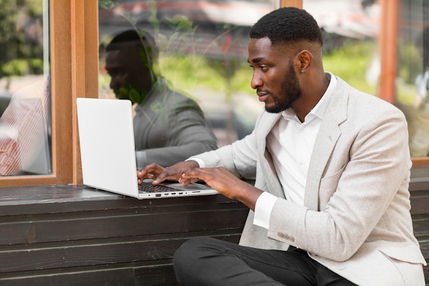 Zakenman die op laptop werkt